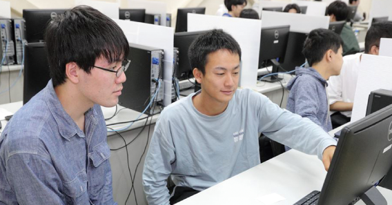 充実した設備とMyパソコンで快適な実習環境